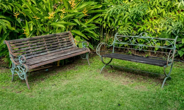 Parktaki Yeşil Çimlerin Üzerindeki Paslı Metal Park Bankı — Stok fotoğraf