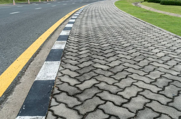 Asfaltweg Met Gele Lijn Bocht Betonnen Blok Stoep — Stockfoto