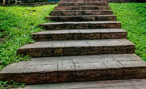 Escadaria Concreto Envelhecido Com Grama Verde — Fotografia de Stock