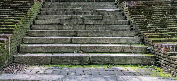 Die Perspektive Der Gealterten Treppe Aus Braunem Backstein — Stockfoto