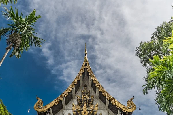 Osa Thaimaan Temppeli Katto Sininen Taivas Tausta — kuvapankkivalokuva