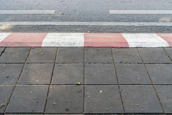 Betongtrottoar Med Röd Och Vit Trottoarkant — Stockfoto