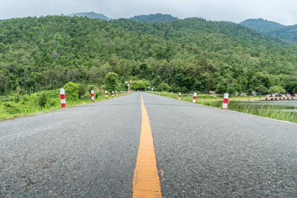 Asfalto Strada Campagna Con Linea Gialla — Foto Stock