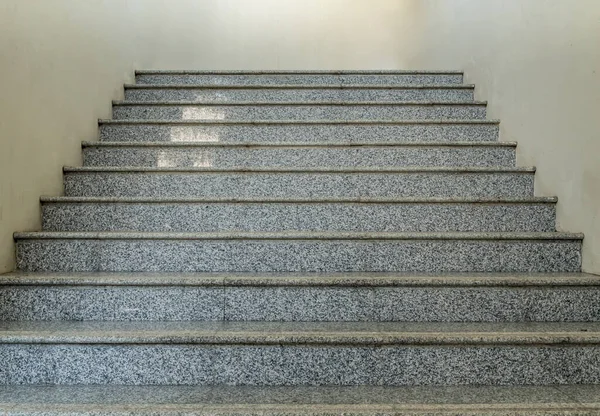 灰色花岗岩楼梯的透视 — 图库照片