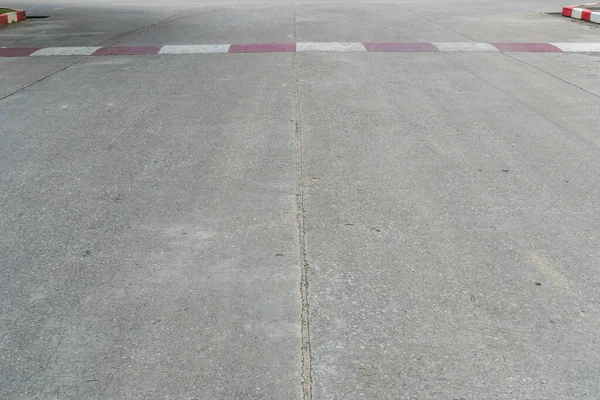 红白相间的旧混凝土路面 — 图库照片