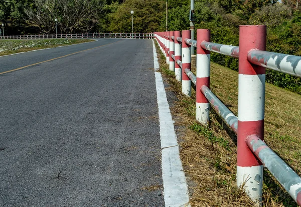 赤と白の交通フェンスとアスファルトの道路の視点 — ストック写真