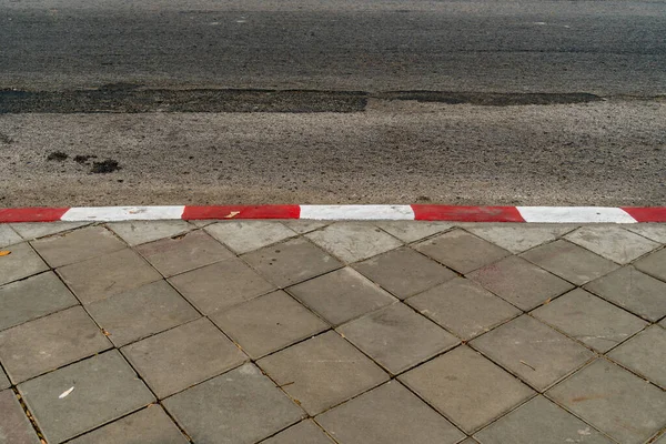 Route Asphaltée Trottoir Blocs Béton Avec Bordure Béton Rouge Blanc — Photo