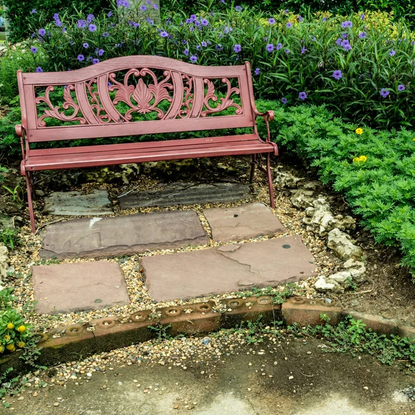 Parkta Renkli Çiçeklerle Beton Zeminde Park Bankı — Stok fotoğraf