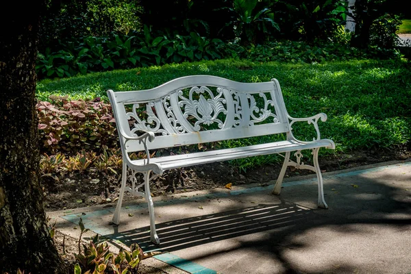 Bahçenin Beton Zemininde Beyaz Metal Park Bankı — Stok fotoğraf