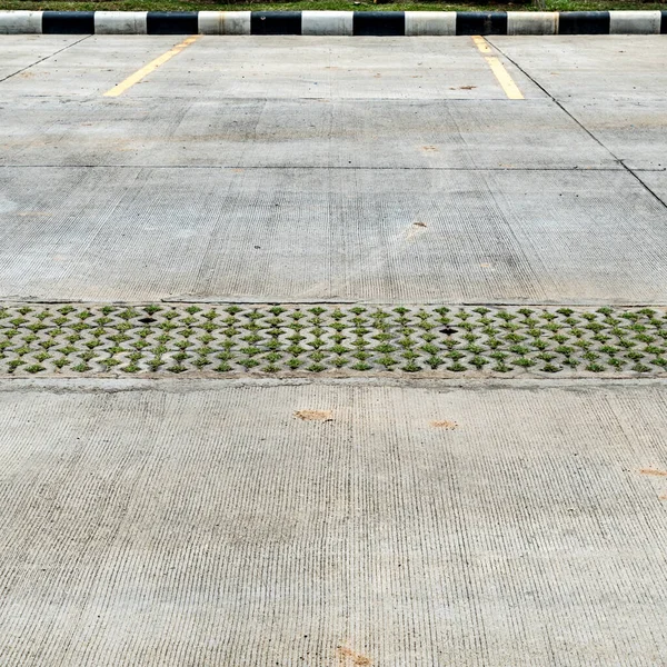 Gele Lijn Betonnen Parkeerplaats — Stockfoto