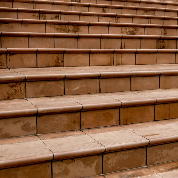 茶色のセラミックタイルの階段の視点 — ストック写真
