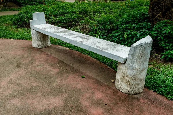 公园里的白色混凝土长椅 — 图库照片