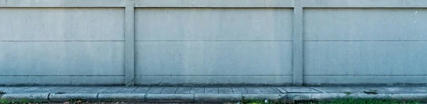 Beton kaldırımlı eski beyaz beton çit