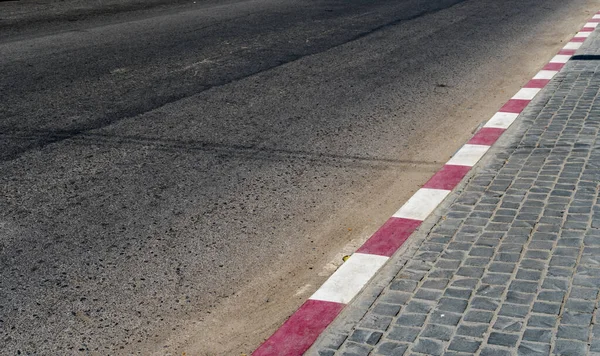 Camino Asfalto Acera Bloque Hormigón Con Bordillo Hormigón Rojo Blanco — Foto de Stock