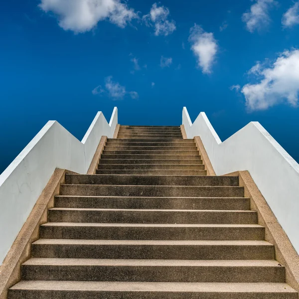 Perspectiva Hormigón Con Pequeña Escalera Grava Sobre Fondo Azul Cielo — Foto de Stock