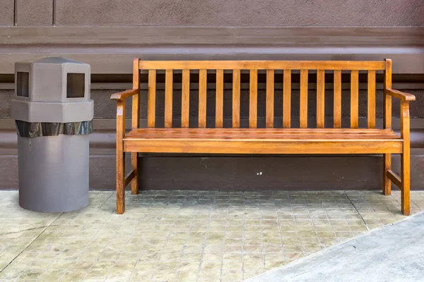 Parkbank Aus Holz Auf Betonboden Mit Grauem Plastikmüll — Stockfoto