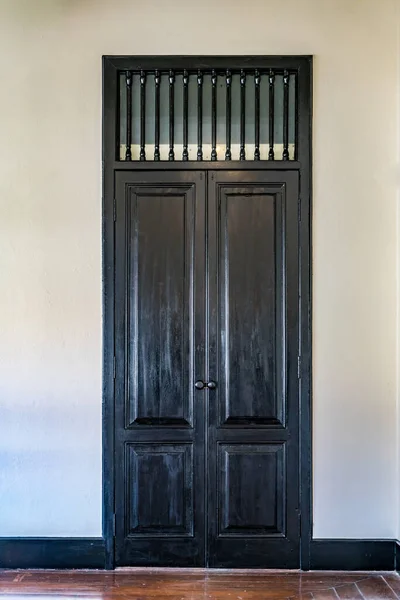 Dark Brown Old Style Wooden Door Concrete Wall — Stock Photo, Image