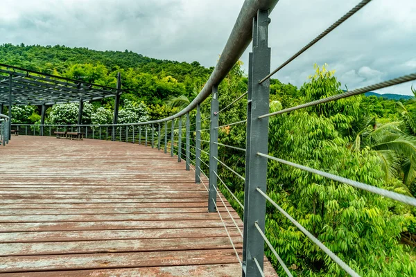 Jembatan Kayu Dengan Pagar Besi Taman Stok Foto Bebas Royalti