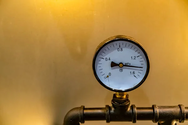 Pressure Gage with metal pipe on yellow wall background — Stock Image Pressure Gage Metal Pipe Yellow Wall Background Stock Picture
