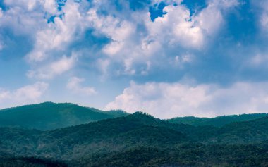 Dağlı beyaz bulut ve mavi gökyüzü