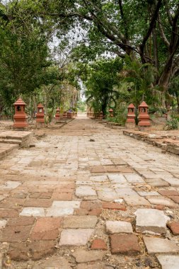 Parktaki eski tuğla patika