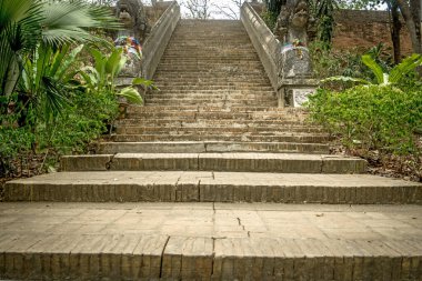 Tayland tapınağındaki eski tuğla merdiven.