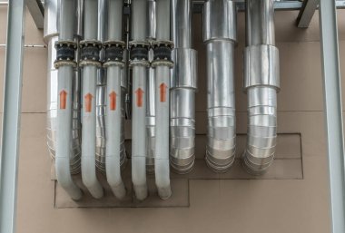 Binanın duvarında su ve hava metali borusu var.