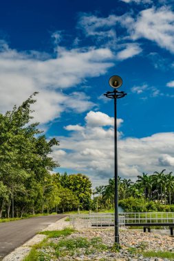 Beyaz boynuz hoparlörü parktaki beyaz bulut arka planı