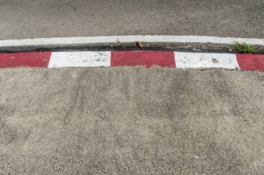 Kırmızı beyaz kaldırımlı beton kaldırım