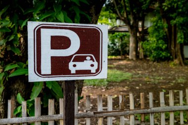 Doğada kahverengi ve beyaz araba parkı tabelası