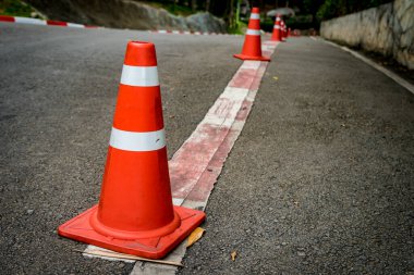 Asfalt yolda plastik turuncu koni