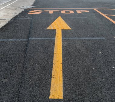 Asfalt yolda dur ve ok trafik işareti