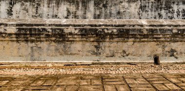 Eski tuğla zeminli eski beton duvar