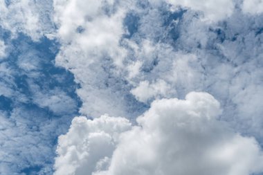 Mavi gökyüzü arkaplanlı beyaz bulut