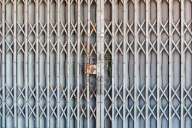 Paslı eski tarz sanayi kepenk kapısı