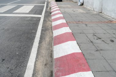 Kırmızı beyaz kaldırımlı beton kaldırım