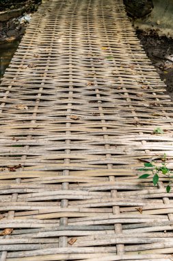 Tayland kırsalında Bambu ayak köprüsü