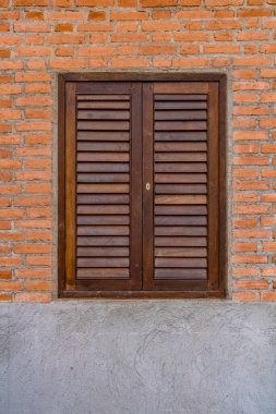 Kahverengi ahşap pencere kahverengi tuğla beton duvarda