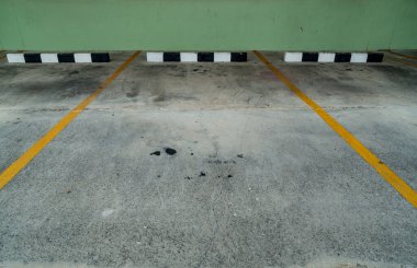 Siyah beyaz kaldırımı olan boş bir otopark.