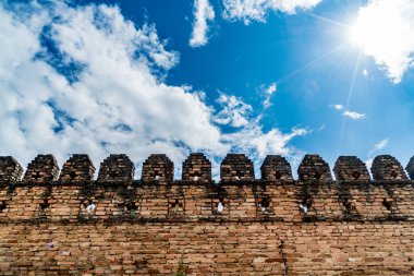 Beyaz bulut ve mavi gökyüzü arkaplan Eski kahverengi duvar perspektifi