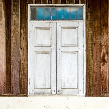 Eski ahşap duvarda Eski Beyaz Kapalı Pencereler