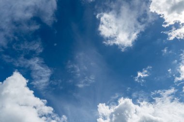 Mavi gökyüzü arkaplanlı beyaz bulut