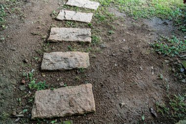 Yerdeki kahverengi taş patika