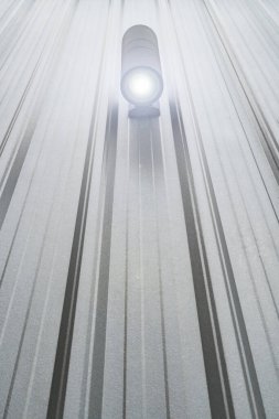 Işıklı gri metal duvar