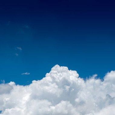 Mavi gökyüzü arkaplanlı beyaz bulut