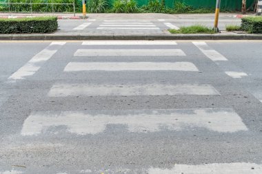 Asfalt yolda kaybolan yaya geçidi işareti