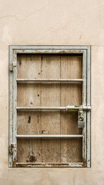 Kilitli küçük çelik kapı.