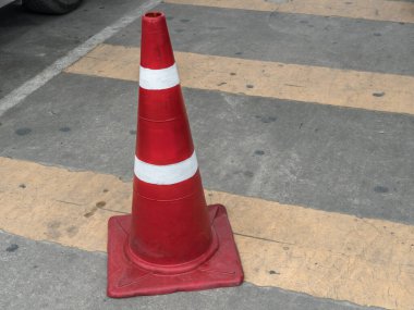 Beton yolda plastik kırmızı koni