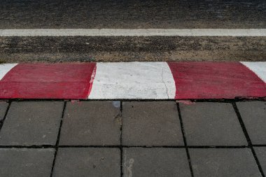 Kırmızı beyaz kaldırımlı beton kaldırım