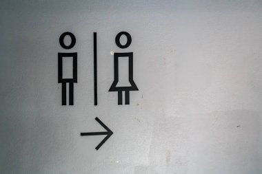 Beton duvarda tuvalet etiketi